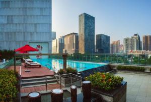 Swimmingpoolen hos eller tæt på Hilton Shenzhen Futian, Metro Station at Hotel Front Door, Close to Futian Convention & Exhibition Center