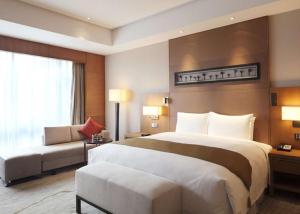 Giường trong phòng chung tại DoubleTree By Hilton Jiaxing