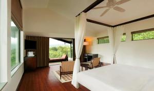 Tempat tidur dalam kamar di Dharana at Shillim-A Luxury Wellness Retreat