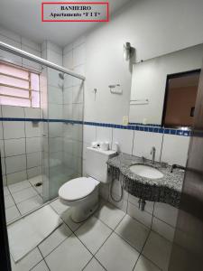 ein Bad mit einem WC, einer Dusche und einem Waschbecken in der Unterkunft HOTEL CAMPO GRANDE in Campo Grande