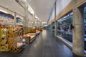 Ruang duduk di Hilton Garden Inn Bali Ngurah Rai Airport