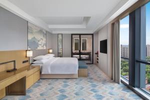 Krevet ili kreveti u jedinici u okviru objekta Courtyard by Marriott Hangzhou Xiaoshan