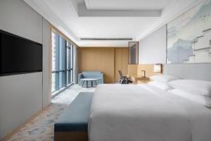 Krevet ili kreveti u jedinici u okviru objekta Courtyard by Marriott Hangzhou Xiaoshan