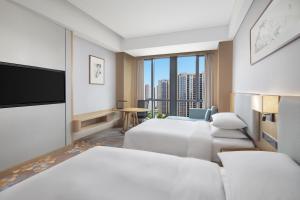 Krevet ili kreveti u jedinici u okviru objekta Courtyard by Marriott Hangzhou Xiaoshan