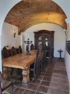 una sala da pranzo con tavolo e sedie in legno di Solar de Arrayollos Charming House ad Arraiolos