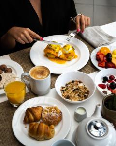 uma mesa com pratos de comida para o pequeno almoço em The Ritz-Carlton, Santiago em Santiago