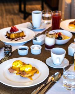 uma mesa com pratos de comida para o pequeno almoço em The Ritz-Carlton, Santiago em Santiago