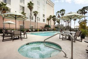 Poolen vid eller i närheten av Embassy Suites by Hilton Orlando Airport