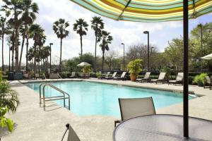 Poolen vid eller i närheten av Embassy Suites by Hilton Orlando Airport