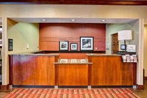 een lobby van een ziekenhuis met een wachtkamer bij Hampton Inn Baltimore/Glen Burnie in Glen Burnie