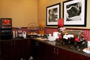 een keuken met een aanrecht met een mixer en eten bij Hampton Inn Baltimore/Glen Burnie in Glen Burnie