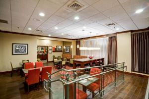 een eetkamer met rode stoelen en een tafel bij Hampton Inn Baltimore/Glen Burnie in Glen Burnie