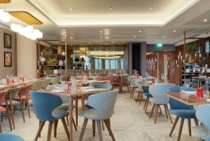 A restaurant or other place to eat at Hilton Garden Inn London Heathrow Terminal 2 and 3