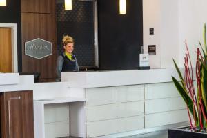 een vrouw die aan een balie in een salon staat bij Hampton By Hilton Liverpool City Centre in Liverpool