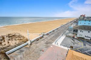 uma vista para uma praia com um cais e o oceano em Dunes Suites Oceanfront em Ocean City