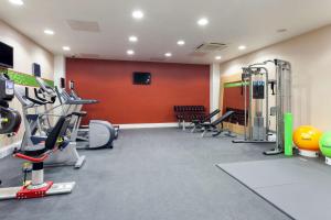 Fitnesa centrs un/vai fitnesa iespējas naktsmītnē Hampton by Hilton London Gatwick Airport