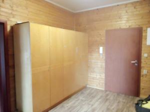 Zimmer mit einem großen Schrank und einer Tür in der Unterkunft Apartmán v dřevěném domě in Franzensbad