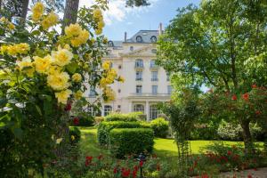 Waldorf Astoria Versailles - Trianon Palace tesisinin dışında bir bahçe