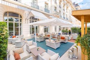 Waldorf Astoria Versailles - Trianon Palace tesisinde bir oturma alanı