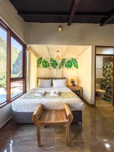 เตียงในห้องที่ Rupa Rupa High Jungle Eco B&B