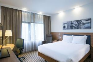 Ліжко або ліжка в номері Hampton by Hilton Amsterdam Airport Schiphol