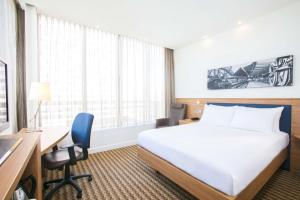 Giường trong phòng chung tại Hampton By Hilton Amsterdam Arena Boulevard