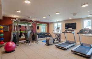 una palestra con tapis roulant e attrezzature per il fitness in una sala di Hampton by Hilton Frankfurt City Centre a Francoforte sul Meno