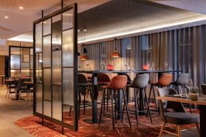 Un restaurante u otro lugar para comer en Hilton Garden Inn Paris Orly Airport