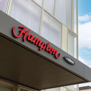 Un certificat, premiu, logo sau alt document afișat la Hampton by Hilton Tours Centre, France