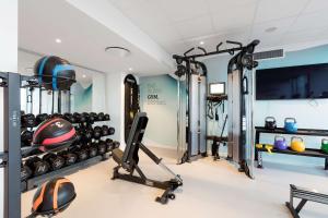 un gimnasio con mucho equipamiento en una habitación en Hilton Garden Inn Faroe Islands, en Tórshavn