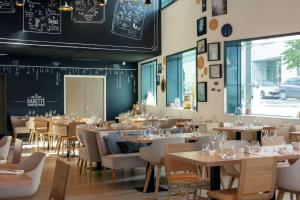 Um restaurante ou outro lugar para comer em Hilton Garden Inn Paris Massy