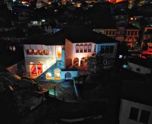 een huis met een zwembad in de nacht bij 1800's in Gjirokastër