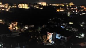 uitzicht op de stad 's nachts bij 1800's in Gjirokastër