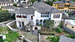 een luchtzicht op een groot wit huis bij 1800's in Gjirokastër