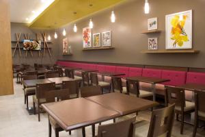 Un restaurant u otro lugar para comer en Hampton Inn by Hilton Villahermosa