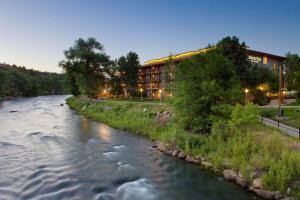 une rivière en face d'un bâtiment à côté d'un bâtiment dans l'établissement DoubleTree by Hilton Durango, à Durango