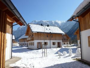 Eine Gruppe von Schneemännern im Innenhof eines Gebäudes in der Unterkunft Beautiful Chalet in Obertraun with Garden in Obertraun