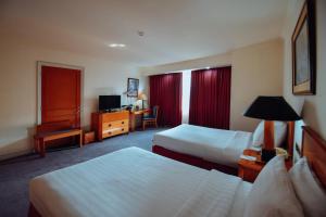 Katil atau katil-katil dalam bilik di Surabaya Suites Hotel Powered by Archipelago