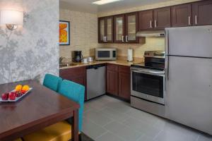 Кухня или кухненски бокс в Residence Inn by Marriott New Orleans Metairie