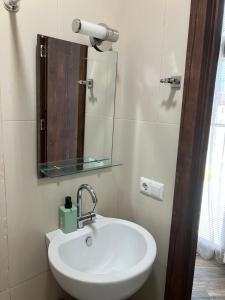 bagno con lavandino e specchio di Villa Old Batumi a Batumi