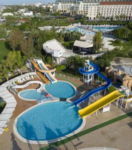 uma vista panorâmica de um parque aquático com duas piscinas em Kaya Belek em Belek