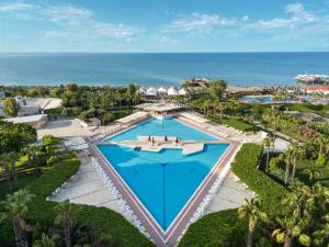 uma vista superior de uma piscina com o oceano ao fundo em Kaya Belek em Belek