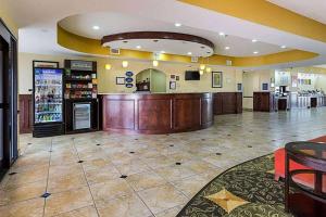 Saló o bar de Days Inn & Suites by Wyndham Houston / West Energy Corridor