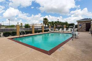 Piscina a Days Inn & Suites by Wyndham Houston / West Energy Corridor o a prop