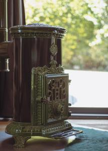 eine kleine grüne Uhr auf einem Tisch in der Unterkunft La Chomotte in Saint-Alban-dʼAy