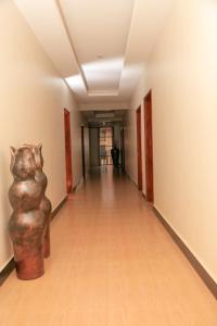 un pasillo vacío con una estatua de un gato en la pared en Scindia Suites hotel, en Jinja