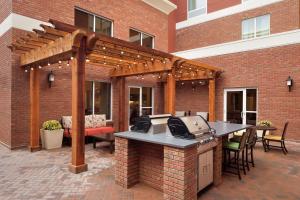 Pati o zona exterior de Homewood Suites by Hilton Kalamazoo-Portage