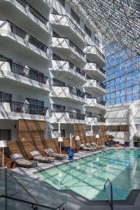 une piscine en face d'un bâtiment dans l'établissement Hilton Boston-Woburn, à Woburn