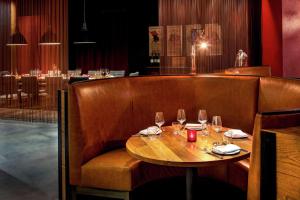 - une table en bois dans un restaurant avec des verres à vin dans l'établissement Hilton Boston-Woburn, à Woburn