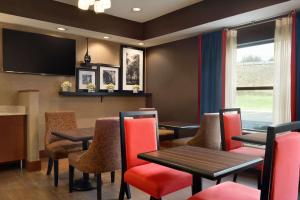 Seating area sa Hampton Inn Battle Creek